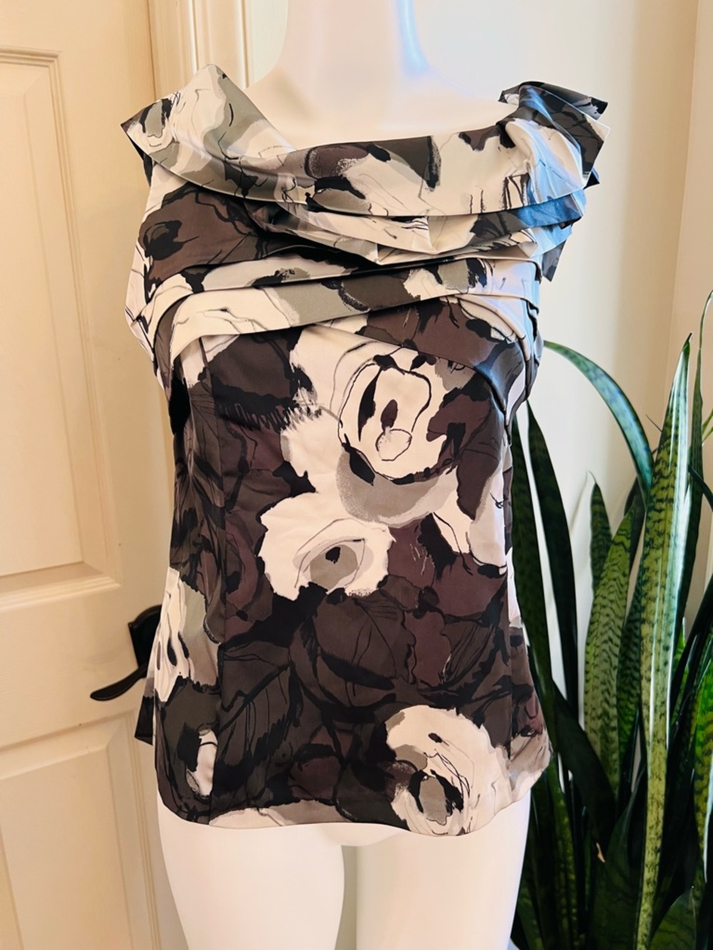 New York & Company Floral Blouse Size S Ruffle Neck Sleeveless Satin Top
